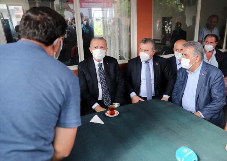 <p>Cumhurbaşkanı Erdoğan, açılışın ardından vatandaşların davetini geri çevirmeyerek mahalle kıraathanesinde çay içti.</p>
