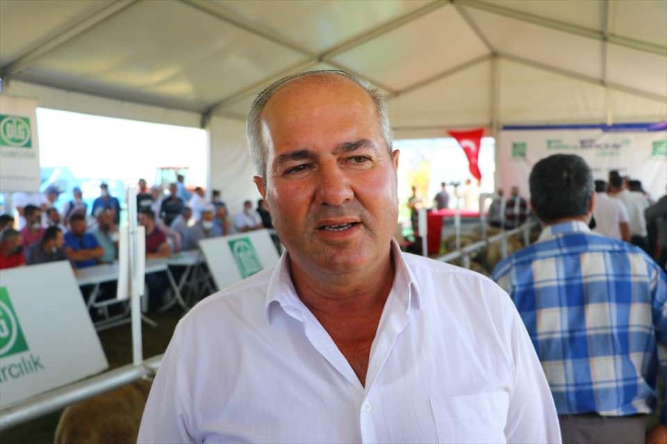 <p>Koç güzellik yarışmasının altıncısını düzenlediklerini ifade eden Toluca, şöyle konuştu:</p>
<p>"Birlik olarak fuarda çeşitli yarışmalarımız olacak. Yetiştiricilerimiz bugün değerli koçlarını getirip yarışmaya katıldılar, teşekkür ediyorum. Bizim için yarışmaya katılan herkes birinci. Önemli olan hayvanları güzel yetiştirip buraya katılmak. Yarışmadaki amacımız Tekirdağ'daki damızlık ırklarının sayısını artırıp daha çok yetiştirmek ve diğer bölgelere damızlık hayvan satabilmek."</p>
<p> </p>