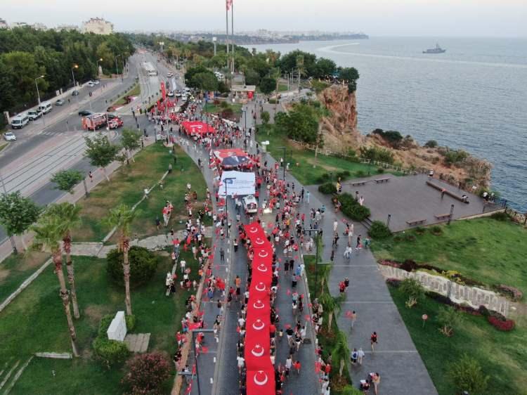 <p>Yürüyüşte açılan dev Türk bayrağı ile Atatürk posteri görsel şölen oluşturdu. Etkinliğe yerleşik yabancılar da katıldı.</p>

<p> </p>
