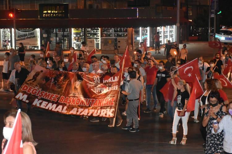 <p><strong>BALIKESİR</strong></p>

<p>Balıkesir'de, Atatürk Anıtı önünde yapılan törende Valilik, Garnizon Komutanlığı ve Büyükşehir Belediye Başkanlığı çelenkleri bırakıldı, saygı duruşunda bulunuldu ve İstiklal Marşı okundu.</p>
