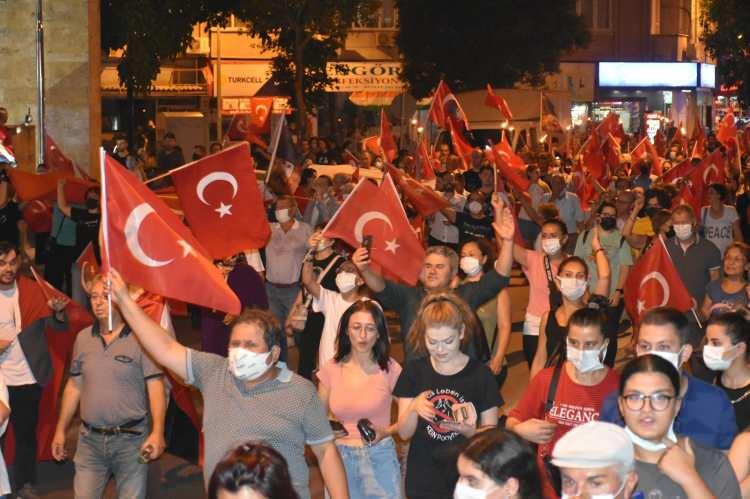 <p>Kuvayi Milliye Meydanı'nda düzenlenen etkinlikte ise Vali Şıldak, Büyükşehir Belediye Başkanı Yücel Yılmaz ve Albay Dr. Tayfun Türkoğlu, askeri araçtan vatandaşları selamladı.</p>
<p>Saygı duruşunda bulunulması ve İstiklal Marşı'nın ardından Cumhurbaşkanı Recep Tayyip Erdoğan'ın günün anlam ve önemine ilişkin mesajı okundu.</p>