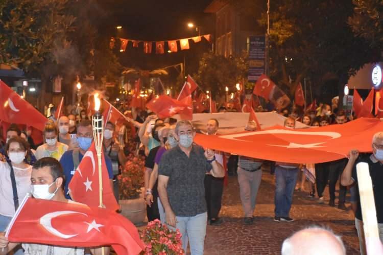 <p>Öğretmen Yüzbaşı Muhammed Mızrakçı'nın konuşması, öğrencilerin şiirler okuması ve askeri geçitle tören sona erdi.</p>

<p>Meydandaki törende, AK Parti Balıkesir milletvekilleri Adil Çelik ve Belgin Uygur, CHP milletvekilleri Ahmet Akın ve Fikret Şahin, Altıeylül Belediye Başkanı Hasan Avcı, Karesi Belediye Başkanı Dinçer Orkan, Balıkesir Üniversitesi Rektörü Prof. Dr. İlter Kuş, siyasi parti temsilcileri, askeri erkan ve vatandaşlar hazır bulundu.</p>
