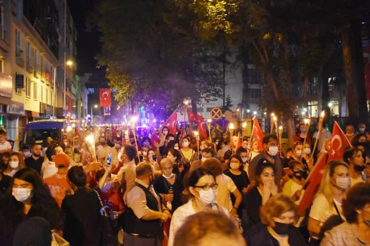<p><strong>BİLECİK</strong></p>

<p>Bilecik Cumhuriyet Meydanı'ndaki tören, Vali Vekili Yunus Fatih Kadiroğlu ve Belediye Başkanı Semih Şahin tarafından Atatürk Anıtı'na çelenk bırakılması, saygı duruşunda bulunulması ve İstiklal Marşı'nın okunmasıyla başladı.</p>
