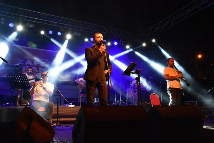 <p>Jandarma Personel Teğmen Yusuf Yetişir'in konuşmasının ardından öğrenciler tarafından günün anlam ve önemini belirten şiirler seslendirildi.</p>

<p> </p>

<p>Fener alayı sonrasında Cumhuriyet Meydanı'nda şarkıcı Mehmet Erdem konser verdi.</p>
