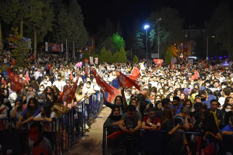 <p>Tören, Valilikte tebriklerin kabulünün ardından şehitlikte devam etti. Protokol üyeleri tarafından şehit mezarına çiçek bırakıldı, Kur'an-ı Kerim tilavetine yer verildi. Saygı atışıyla süren programda Vali Vekili Kadiroğlu, şehitlik defterini imzaladı.</p>

<p> </p>
