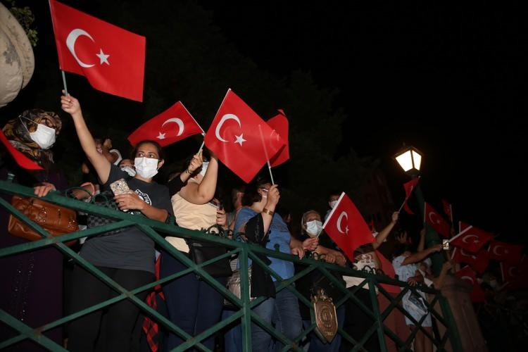 <p><strong>ESKİŞEHİR</strong></p>

<p>Eskişehir'de 30 Ağustos Zafer Bayramı dolayısıyla fener alayı yapıldı.</p>
