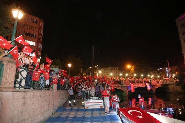 <p>Kent merkezinden geçen Porsuk Çayı'nda botlarda yapılan fener alayında bayrak ve meşale taşıyan gençler, "Ne mutlu Türk'üm diyene" şeklinde slogan attı.</p>
<p> </p>