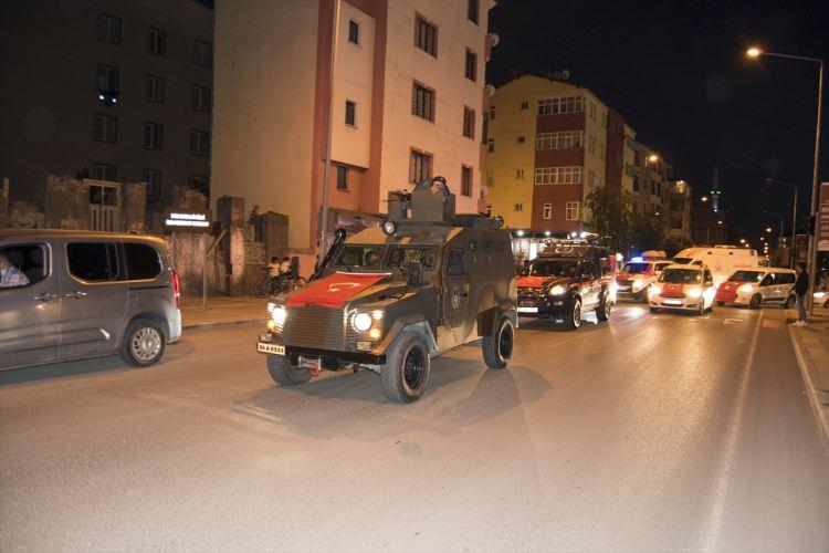 <p><strong>KARS</strong></p>
<p>Kars'ta, 30 Ağustos Zafer Bayramı'nın 99. yıl dönümünü dolayısıyla "Zafer Konvoyu" oluşturuldu. Valilik öncülüğünde Fethiye Camisi önünde bir araya gelen vatandaşlar, buradan Türk bayraklarıyla süslenen polis, jandarma, kamu, kurum ve kuruluş araçları eşliğinde şehir turu attı.</p>