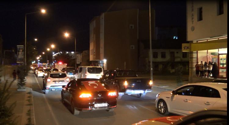 <p>Cumhuriyet Caddesi üzerinden Faikbey Caddesi'ne çıkan ve daha sonra Atatürk, Haydar Aliyev, İnönü, GAMP caddelerinden geçen 200 araçlık konvoya vatandaşlar da yoğun ilgi gösterdi.</p>