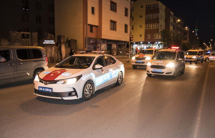 <p>Ellerinde Türk bayraklarıyla konvoyda yer alan vatandaşlar, şehir turunu İl Emniyet Müdürlüğü önünde tamamladı. Bazı vatandaşlar da yol kenarında ellerinde Türk bayraklarıyla konvoyu selamladı.</p>