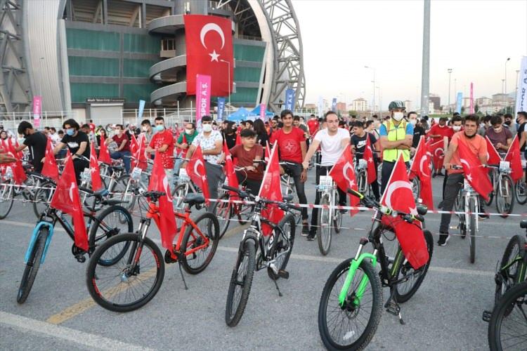 <p><strong>KAYSERİ</strong></p>

<p>Kayseri'de Büyükşehir Belediyesi Spor AŞ tarafından "Zafere Pedallıyoruz" sloganıyla düzenlenen 30 Ağustos Zafer Bayramı Bisiklet Turu'na yaklaşık 1200 kişi katıldı.</p>
