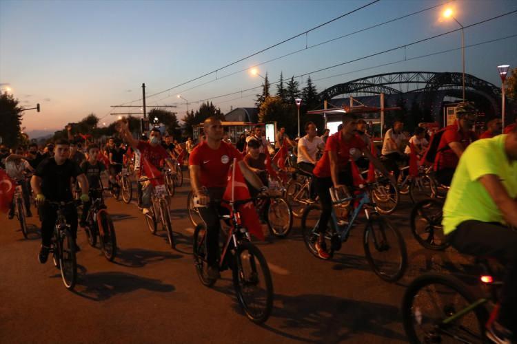 <p>Yaklaşık 1200 kişinin 10 kilometrelik parkurda bisiklet kullandığını belirten Somtaş, Kadir Has Şehir Stadı Güney Otoparkı'ndan başlayan etkinliğin, Cumhuriyet Meydanı Kurşunlu Otoparkı'nda sona erdiğini ifade etti.</p>

<p> </p>
