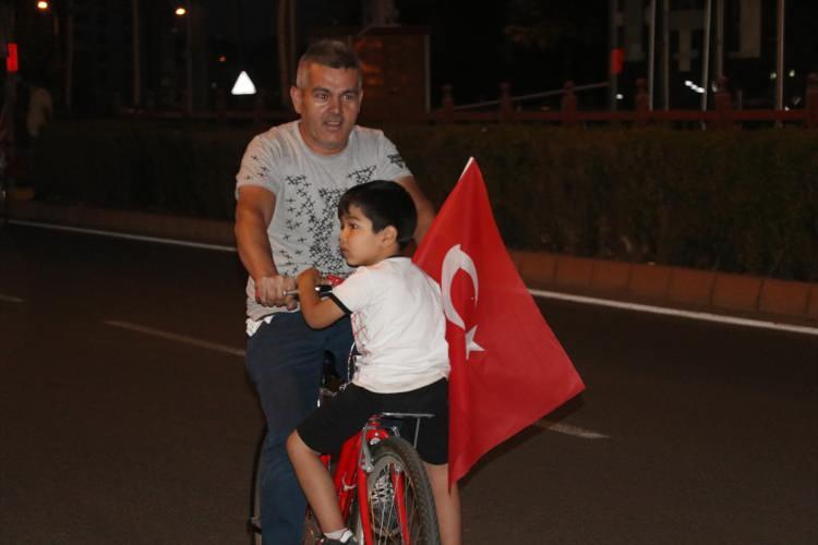 <p>Somtaş, bisikletlerin Türk bayraklarıyla donatıldığını, kırmızı-beyaz ışıklarla da bisiklet farkındalığı oluşturarak bayramı kutladıklarını kaydetti.</p>
<p>Bisiklet süren yaklaşık 1200 kişi, etkinlikte renkli görüntüler oluşturdu.</p>
