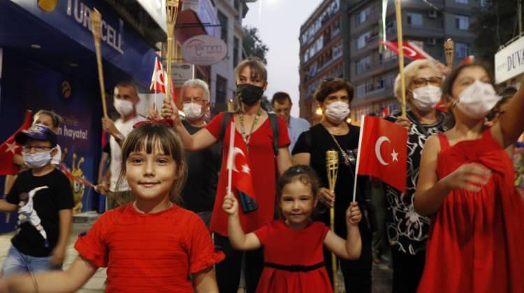 <p><strong>KOCAELİ</strong></p>

<p>Kocaeli’nin İzmit ilçesinde 30 Ağustos Zafer Bayramı’nda yüzlerce vatandaşın katılımı ile fener alayı düzenlendi.</p>

