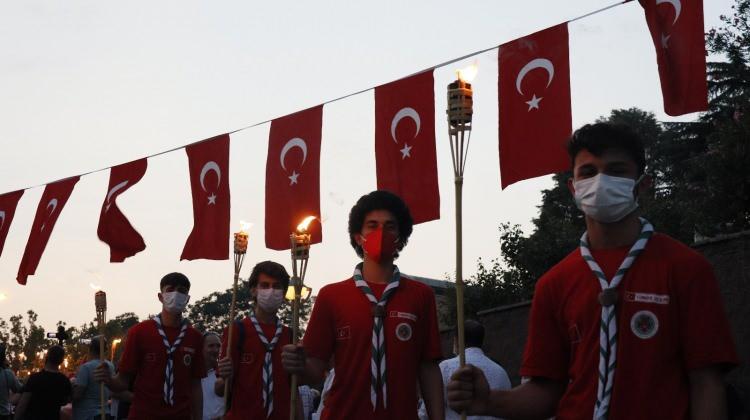 <p>Kocaeli’nin İzmit ilçesinde 30 Ağustos Zafer Bayramı’nın 99. yıldönümü coşku ile kutlanıyor. İzmit Belediyesi kutlamalar kapsamında fener alayı düzenledi. Düzenlenen alaya İzmit Belediye Başkanı Fatma Kaplan Hürriyet ve çok sayıda vatandaş katıldı.</p>
