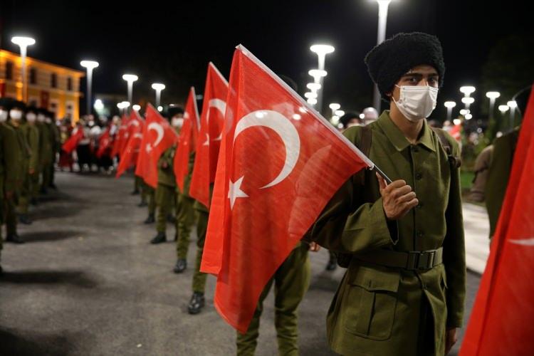 <p><strong>SİVAS</strong></p>

<p>Sivas'ta, 30 Ağustos Zafer Bayramı ve Türk Silahlı Kuvvetleri Günü dolayısıyla fener alayı düzenlendi.</p>
