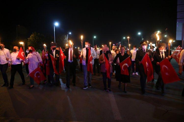 <p>Fener alayına Vali Salih Ayhan, 5. Piyade Eğitim Tugay Komutan Vekili Piyade Albay Ayhan Ocak, kamu kurumu temsilcileri ve vatandaşlar katıldı.</p>
<p> </p>