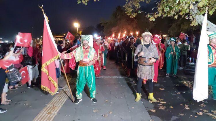 <p>Süleymanpaşa Belediyesince gerçekleştirilen etkinlikte, Tekirdağ Yelken İhtisas Kulübü önünde toplanan kalabalık, bayraklar ve yaktıkları fenerlerle sahil dolgu alanından Özgürlük Parkı'na yürüdü.</p>

<p> </p>
