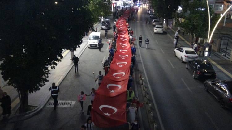 <p>Gaziosmanpaşa Stadyumu önünde başlayan fener alayına vatandaşlar ellerinde meşalelerle katıldı. Off-road pilotları araçları ile fener alayının en ön sırasında yer aldı.</p>
