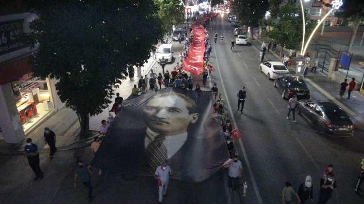 <p>Tokat Belediyesi bando ekibi eşliğinde vatandaşlar yürüyüş yaptı. 60 metre uzunluğundaki Türk Bayrağı ile yapılan yürüyüş Cumhuriyet Meydanında son buldu.</p>