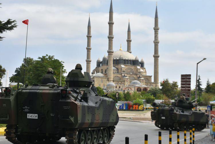 <p>Saygı duruşu ve İstiklal Marşı'nın okunmasıyla devam eden törende konuşan Binbaşı Caner Aktay, Zafer Bayramı'nı kutlamanın gurur ve heyecanının yaşandığını söyledi.</p>

