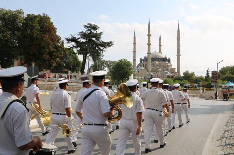 <p>30 Ağustos'ta Türk ordusunun eşine az rastlanır bir zafer elde ettiğini belirten Aktay, "Türk milleti, kahraman Türk ordusuyla birlikte varlığına ve vatanına kastedenlere karşı 99 yıl önce bugün, kahramanlık ve şeref dolu tarihiyle yeniden dirilerek topyekün bir varoluş mücadelesi sonucunda eşine tarihte az rastlanır bir zafer kazanmıştır." şeklinde konuştu.</p>
