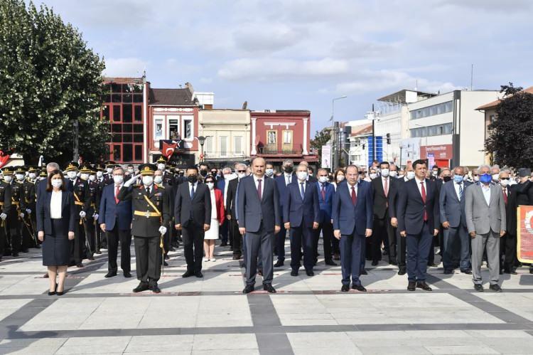 <p>Saygı duruşunda bulunulması ve İstiklal Marşı okunmasının ardından tören Kırklareli Valiliğinde devam etti.</p>
