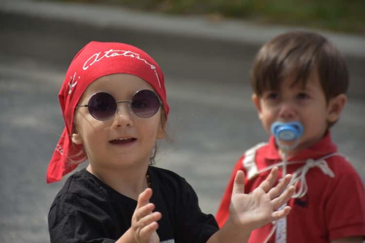 <p>Konuşmaların ardından halk oyunları gösterisi sunuldu, öğrenciler tarafından şiirler okundu.Tören askeri birlikler ve araçların, askeri bando eşliğinde tören geçişiyle sona erdi.</p>
