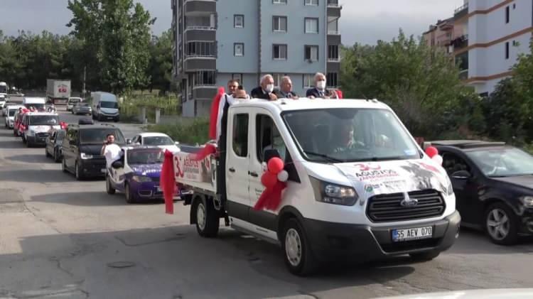 <p>Samsun İlkadım Belediyesi tarafından, 30 Ağustos <strong>Zafer</strong> <strong>Bayramı</strong>’nın 99. yıldönümü nedeniyle konvoy düzenlendi.<br />
İlkadım Belediyesi önünde toplanan onlarca araç, Türk bayrakları ile süslendi. Farklı renklerden oluşan vosvos otomobiller özellikle çocukların ilgisini çekti.</p>