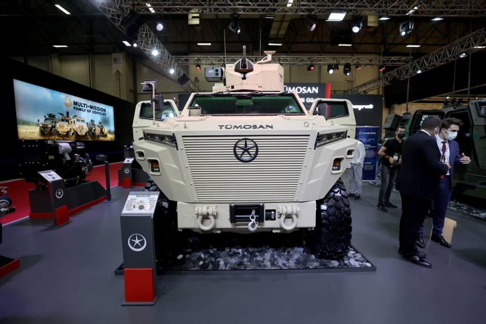 <p>Araç içerisindeki ekranlardan ihtiyaca uygun modların seçilebildiğini anlatan Ergün, ayrıca bu ekranlardan aracın hangi modda nasıl davrandığının izlenebildiğini, araçla ilgili tüm bilgilere ulaşmanın mümkün olduğunu, araçla ilgili fonksiyonların kontrol ve komuta edilebildiğini söyledi.</p>

