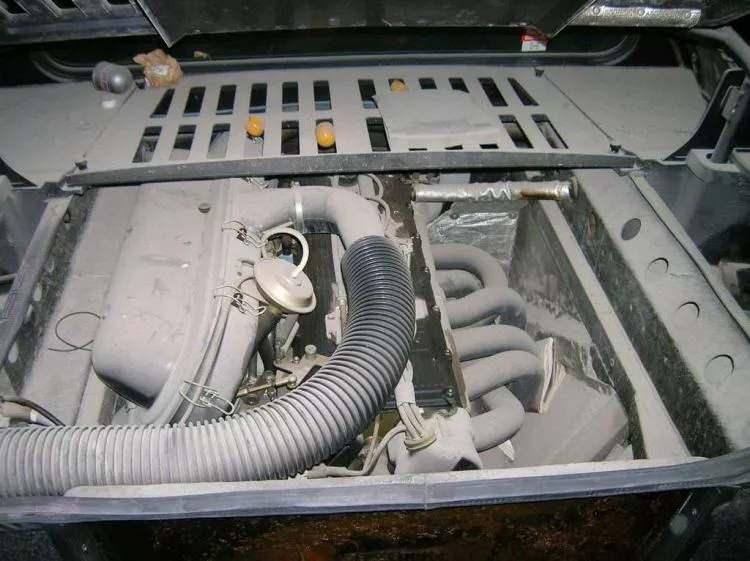 <p>kaputunun altında 6.0 litrelik 6 silindirli motor görev yapıyor.</p>
