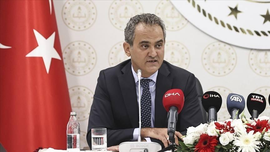<p>Milli Eğitim Bakanı Mahmut Özer'in 6 Ağustos'ta bakanlık görevini devralmasının ardından, "Artık okulları kapalı tutma gibi bir lüksümüz yoktur. İlk önceliğim gerekli tüm tedbirleri alarak, okulları tıpkı pandemi öncesinde olduğu gibi yüz yüze eğitime hazır hale getirmektir" açıklamaları ile tam zamanlı yüz yüze eğitim hazırlıkları 1,5 yılın ardından ülke genelinde hız kazandı.</p>
<p> </p>