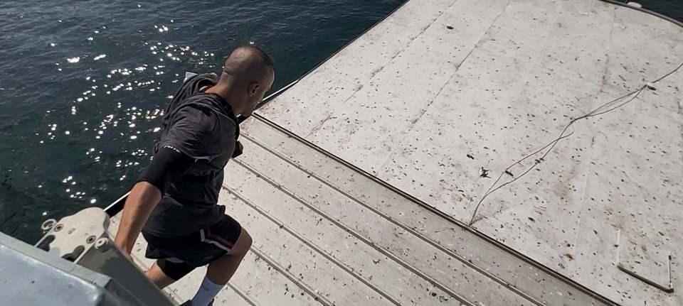 <p>İstanbul Merter'de metrobüsün üzerine çıkarak 5 durak boyunca yolculuk yapan adrenalin tutkunu Yunus Emre Özer, yaptığı tehlikeli hareketi kayda alarak o anları sosyal medyada paylaşmıştı. </p>