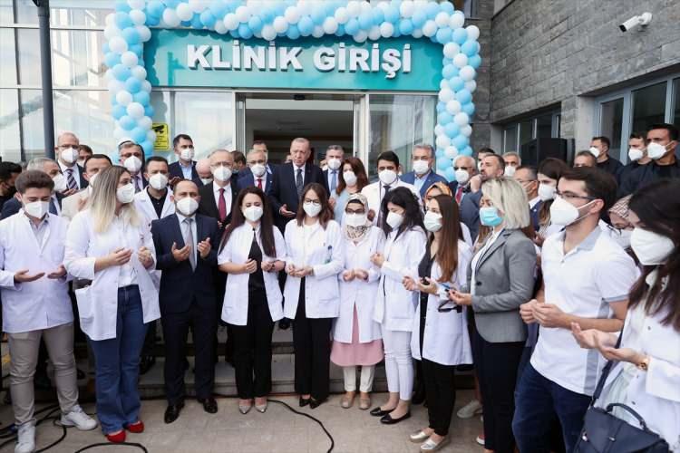 <p>Cumhurbaşkanı Recep Tayyip Erdoğan, Rize'de Recep Tayyip Erdoğan Üniversitesi Diş Hekimliği Fakültesi hizmet binası açılış törenine katıldı.</p>
