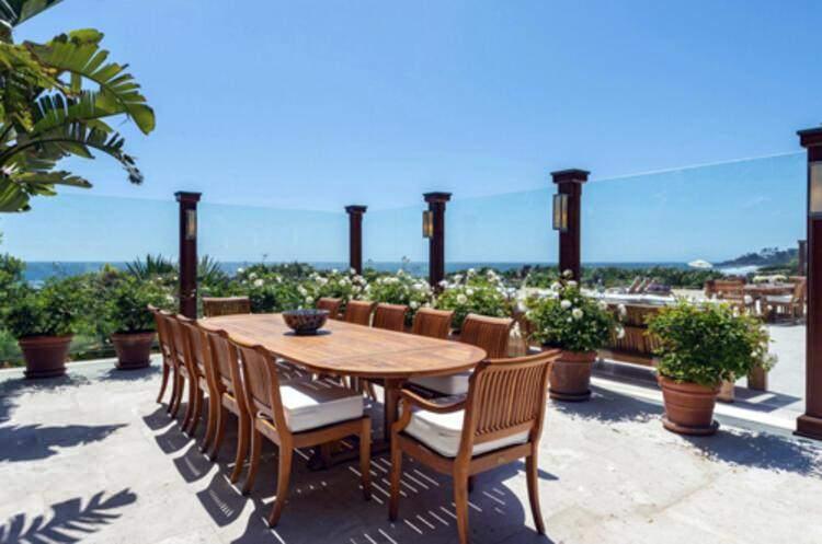 <p><span style="color:#FF0000"><strong>Havuzun çevresinde ise 20 kişilik bir oturma alanı bulunmaktadır.</strong></span></p>
