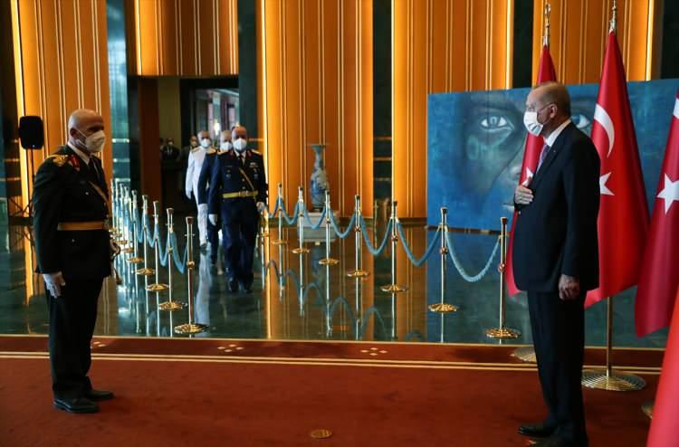 <p>Tören, Başkentte görevli çeşitli rütbelerden askeri personelin Cumhurbaşkanı Erdoğan'a tebriklerini sunmasıyla sona erdi.</p>

<p> </p>
