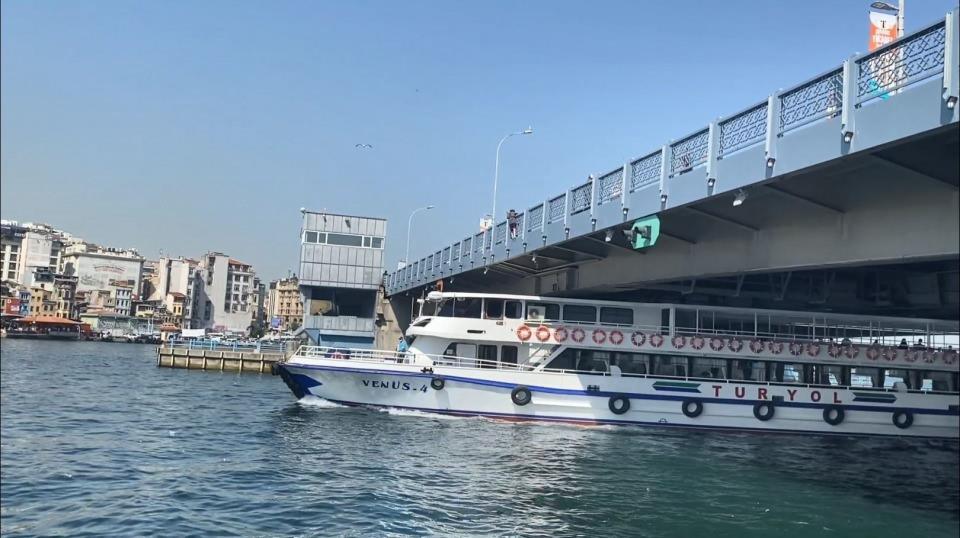 <p>Açıklama yapan genç ardından gemiden inerek hızla uzaklaştı. Özer, kameralara yansıyan korku dolu o anları ise sosyal medyada paylaştı.</p>
