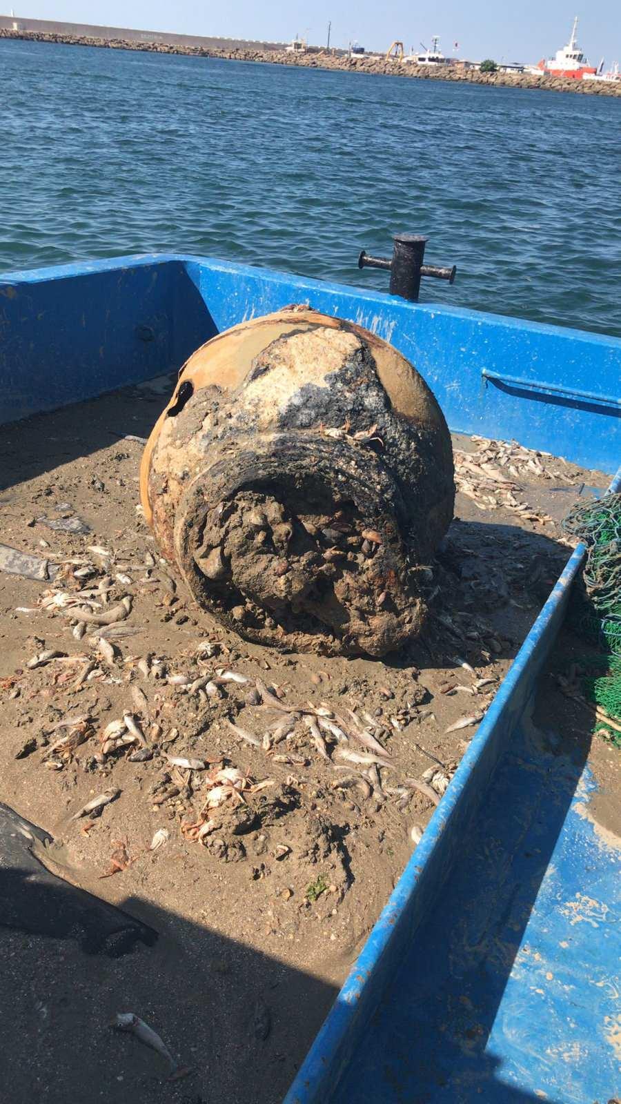 <p>Balıkçı teknesi polis ve sahil güvenlik ekiplerin eşliğinde Poyrazköy limanına çekildi. Mayının incelenmesi için bomba imha uzmanları çağırıldı. Bomba imha uzmanlarının incelemesi sonrası mayının eski ve patlamış olduğu belirlendi.</p>

