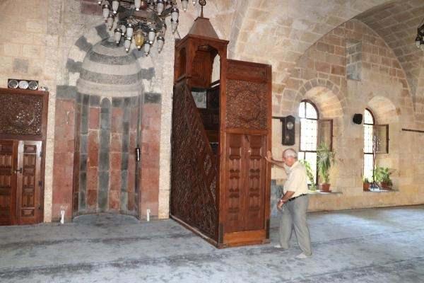 <p>Gaziantep'te 13'üncü yüzyılda yapıldığı belirtilen Boyacı Camisi'nin minberi, cuma günleri duvardaki raylı sistemiyle çekilince 3 metre boyunca açılıyor ve hutbe okunduktan sonra itilerek tekrar yerine konuluyor.</p>
