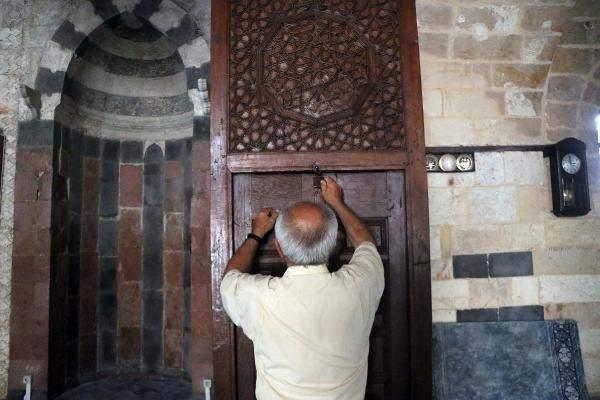 <p>Bu minberi yaptıktan sonra da kendisi Manisa'ya davet edilmiştir. Yine orada bir camiye de bu minberden yapmıştır. Mehmet Ağa kendi ifadelerinde kalfalığını Boyacı Camisi’nde ustalığını ise Manisa'da yaptığını söyler. Bu minberin nakışları üzerinde sedef kakmalar yer alır. Sedef kakmaları zamanla dökülmeye başlamış ve 2015 yılında restore edilmiştir" diye konuştu.</p>