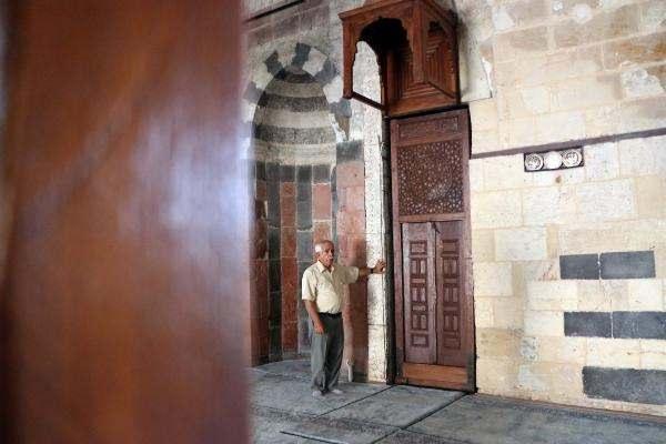 <p>Boyacı Mahallesi'ndeki, 13'üncü yüzyılda Kadı Kemaleddin veya Boyacı Yusuf tarafından yaptırıldığı rivayet edilen Boyacı Camisi’ne aynı dönemde marangoz Mehmet Ağa tarafından da raylı sistem minber yapıldı. Raylı minber, alandan tasarruf etmek amacıyla duvara gömme olarak tasarlandı.</p>