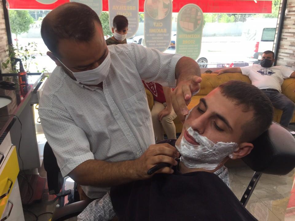 <p>Adana’da bir berber artan korona virüs vakalarına dikkat çekmek ve kapanmamak için 2 doz aşı olduğunu belgeleyene sakal tıraşını ücretsiz yapıyor.<br />
 </p>
