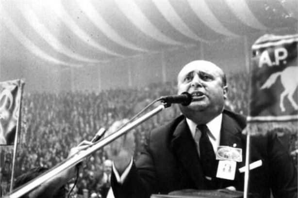 <p>Demirel, kabine toplantısında Aydın’ın Türkiye’de kalması ve korunması konusunu gündeme getirince İngilizler bir kez daha atağa geçti. Su sıcaklığı 16 dereceyi aşarsa Aydın’ın öleceğini söylüyorlardı. İngiliz bilim insanları çoktan Gerze’ye gelmişti. Öte yandan Ruslar da balinayı tekrar götürmek için diplomatik temas kurmaya başladı. Merkezi Kanada’da bulunan Dünya Hayvanları Koruma Derneği, havuzlu uçak göndererek Aydın’ı kuzey denizlerine taşımayı teklif etmişti. Derken kötü haber Sivastopol’den geldi. Aydın, uluslararası hukuka vurgu yapılarak hatta ganimet statüsüne sokularak tekrar alınmak isteniyordu. İngilizler ise eğer Aydın’ı alamıyorlarsa “hiç değilse” Türklerde kalmasını istiyordu. Diğer tarafta Ruslar oldukça kızgındı neredeyse savaşın eşiğine gelindi. Sonunda Rus yetkililer ellerinde ağlarla Gerze’ye geldi. Aydın’ın kuyruğundan sıkıştırıyor, brandayla gemiye almaya çalışıyorlardı. Görüntüler yürek burkuyordu ancak kimsenin elinden bir şey gelmiyordu.</p>
<p> </p>