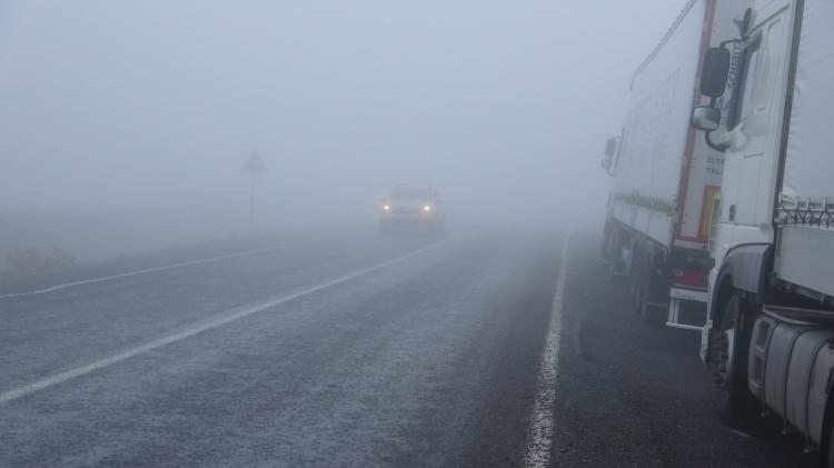 <p>Ardahan’ın yüksek kesimlerinde soğuk havayla birlikte etkili olan sis nedeniyle görüş mesafesi 20 metreye kadar düştü.</p>
