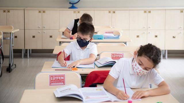 <p>Milli Eğitim Bakanlığı ve Sağlık Bakanlığı iş birliğinde hazırlanan "Kovid-19 Salgınında Okullarda Alınması Gereken Önlemler Rehberi" ile belirlenen önlemler, 24 Ağustos'ta il milli eğitim müdürlüklerine gönderildi. Rehberde, servislerdeki ve okullardaki hijyen tedbirleri, maske kullanımı, havalandırma gibi tüm ayrıntılar tek tek sıralandı.</p>
<p> </p>