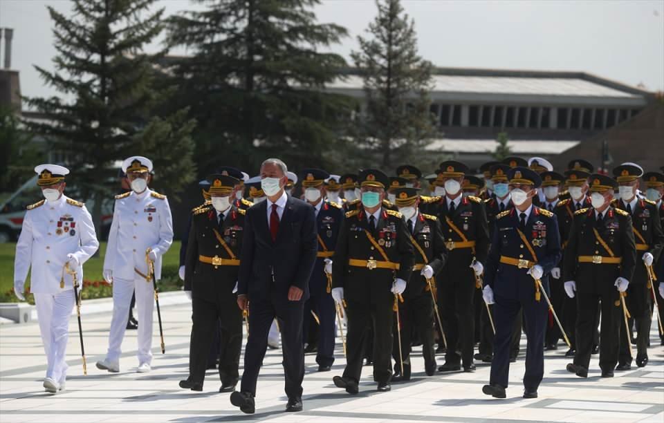 <p>Milli Mücadele'de görev alan komutanların isimlerinin yazılı olduğu Anıtsal Duvar'a, üzerinde "Milli Savunma Bakanlığı" yazılı kırmızı beyaz karanfillerden oluşan çelenk bırakan Akar, saygı duruşunun ardından şeref defterine şunları yazdı:</p>

<p> </p>
