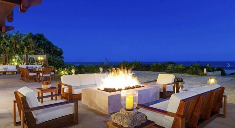 <p><span style="color:#FF0000"><strong>Malikanede bir kısmı açık havada yer alan yedi şömine bulunmaktadır.</strong></span></p>
