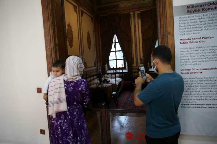 <p>Aynı zamanda dönemin ileri gelenlerinden Şekercizade İsmail Bey isimli bir Sivas beyefendisi, Sivas Kongresi'ne katılan delegelerden 28'ini evinde ve konaklarında misafir etmiştir. </p>