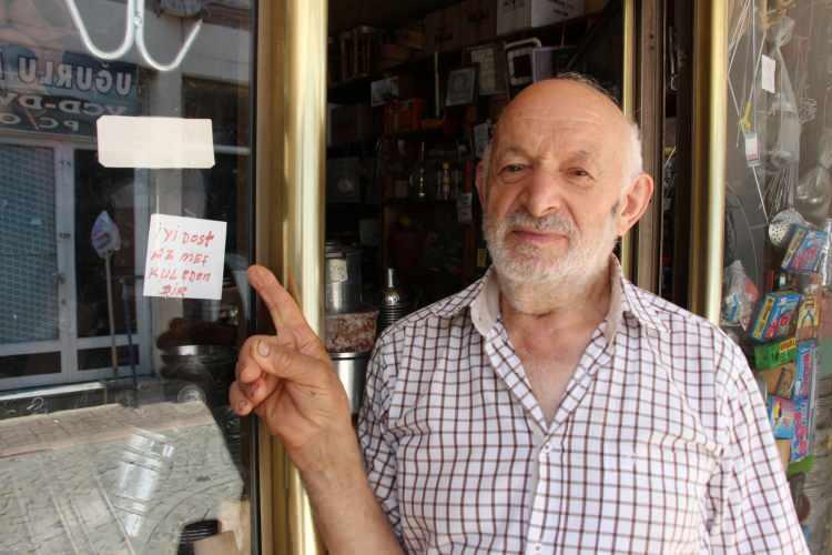 <p>Trabzon’un Of ilçesinde ticaretle uğraşan 83 yaşındaki İsmail Hakkı Akyüzlü, dükkanının camına "İyi dost az meşgul edendir" yazısını astıktan sonra cirosunun aylık hissedilir derecede arttığını söyledi.<br />
 </p>
