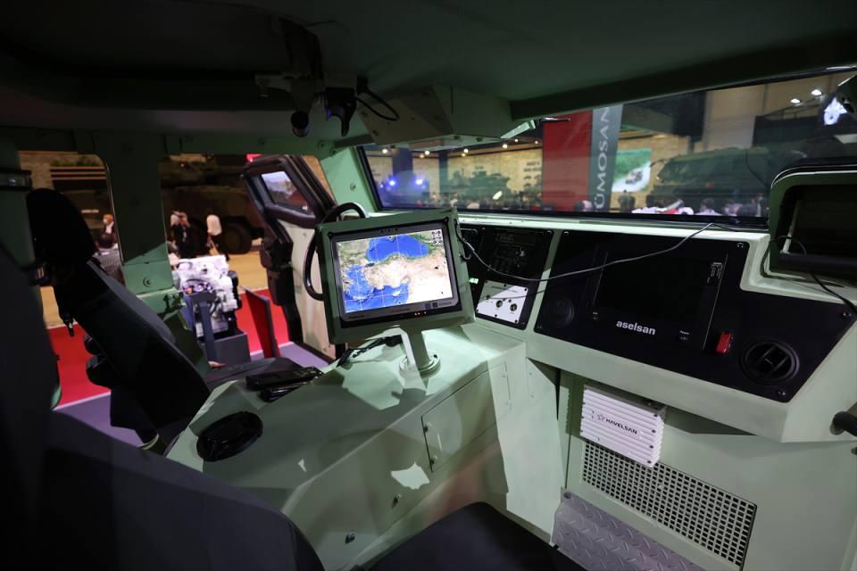 <p><strong>Hibrit Pusat'la 4 farklı kullanım konsepti</strong></p>
<p>TÜMOSAN Donanım Tasarım Mühendisi Arif Ergün de konvansiyonel araçta TÜMOSAN dizel motoru, transmisyonu ve diferansiyel sistemlerinin, kontrol ünitelerinin, elektrik-elektronik sistemlerinin, motor sürücü kontrol ünitelerinin yazılım ve donanımıyla uluslararası standartlara uygun olarak geliştirildiğini söyledi.</p>
<p>Hibrit aracı 4 farklı modda kullanım imkanı sunmasından dolayı geliştirdiklerini dile getiren Ergün, bunların savaş, operasyon, ekonomik ve arazi modları olduğunu belirtti.</p>